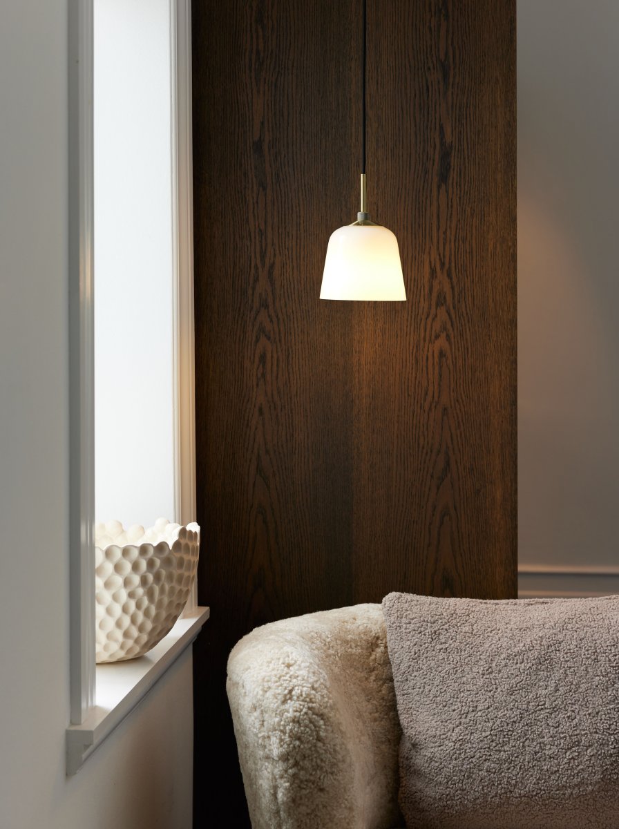 Room 49 Ø15 Laiton antique suspension De Halo Design - Avec son abat-jour en verre d&eacute;poli aux formes d&eacute;licates, il diffuse une lumi&egrave;re agr&eacute;able et cr&eacute;e une atmosph&egrave;re accueillante dans la pi&egrave;ce.
