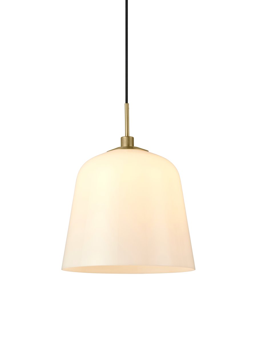 Room 49 Ø30 Laiton antique suspension De Halo Design - Avec son abat-jour en verre d&eacute;poli aux formes d&eacute;licates, il diffuse une lumi&egrave;re agr&eacute;able et cr&eacute;e une atmosph&egrave;re accueillante dans la pi&egrave;ce.