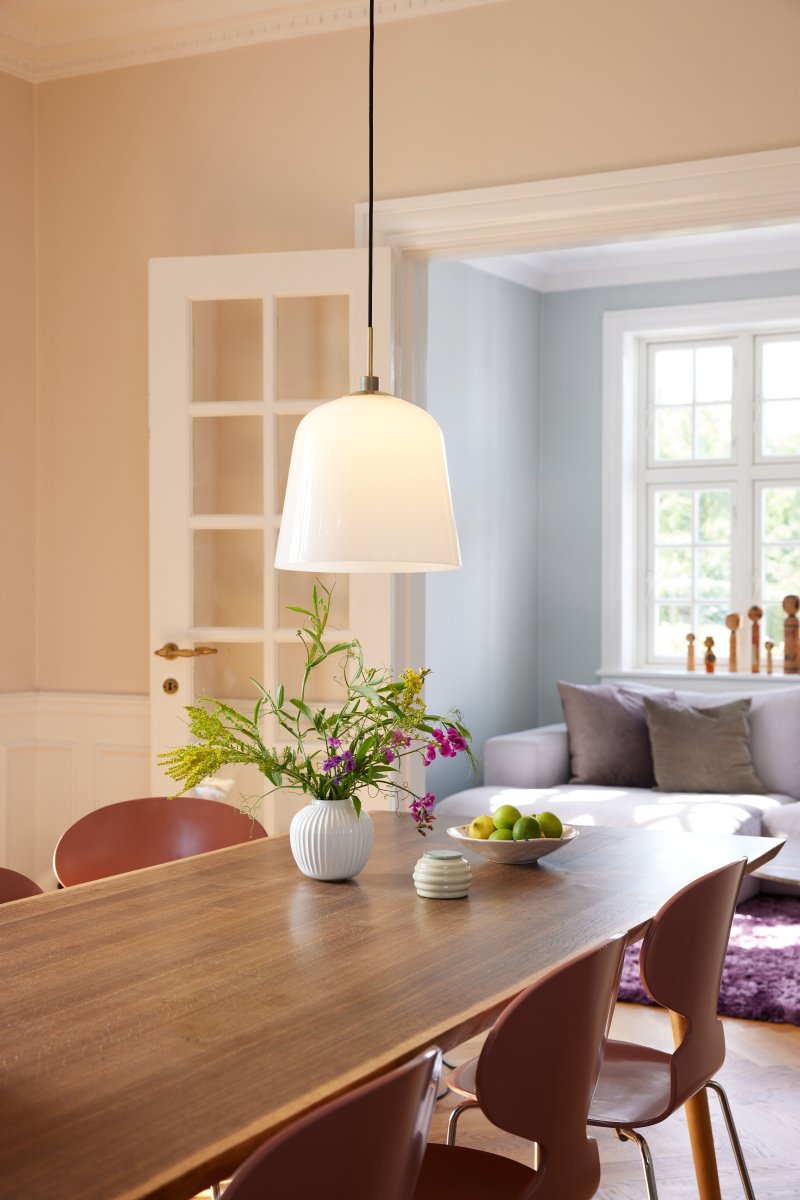 Room 49 Ø30 Laiton antique suspension De Halo Design - Avec son abat-jour en verre d&eacute;poli aux formes d&eacute;licates, il diffuse une lumi&egrave;re agr&eacute;able et cr&eacute;e une atmosph&egrave;re accueillante dans la pi&egrave;ce.