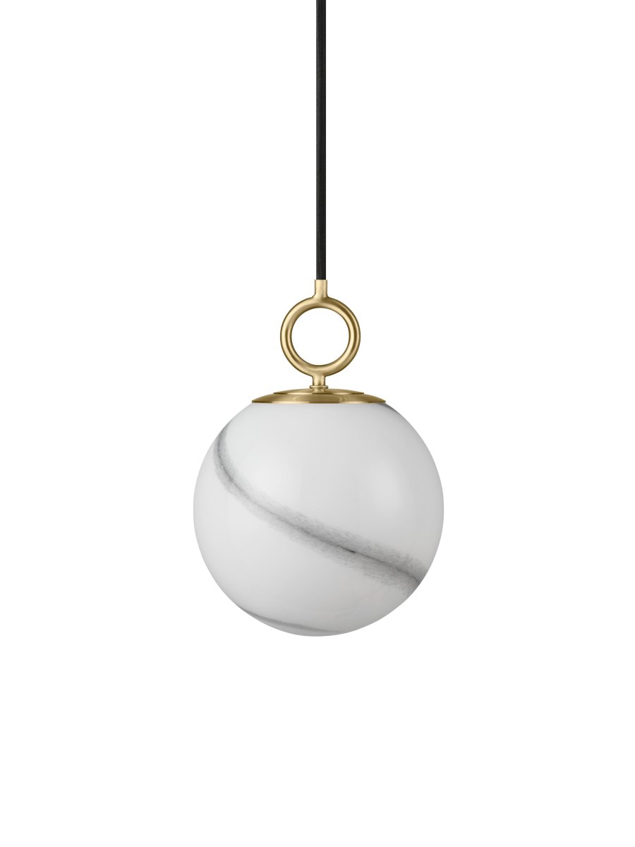 Stockholm Ø18 Gris suspension De Halo Design - Le plafonnier Stockholm est une source de lumi&egrave;re &eacute;l&eacute;gante et sophistiqu&eacute;e qui portera votre int&eacute;rieur &agrave; un nouveau niveau.