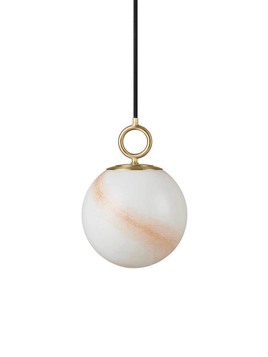 Stockholm Ø18 Brun suspension De Halo Design - Le plafonnier Stockholm est une source de lumière élégante et sophistiquée qui portera votre intérieur à un nouveau niveau.