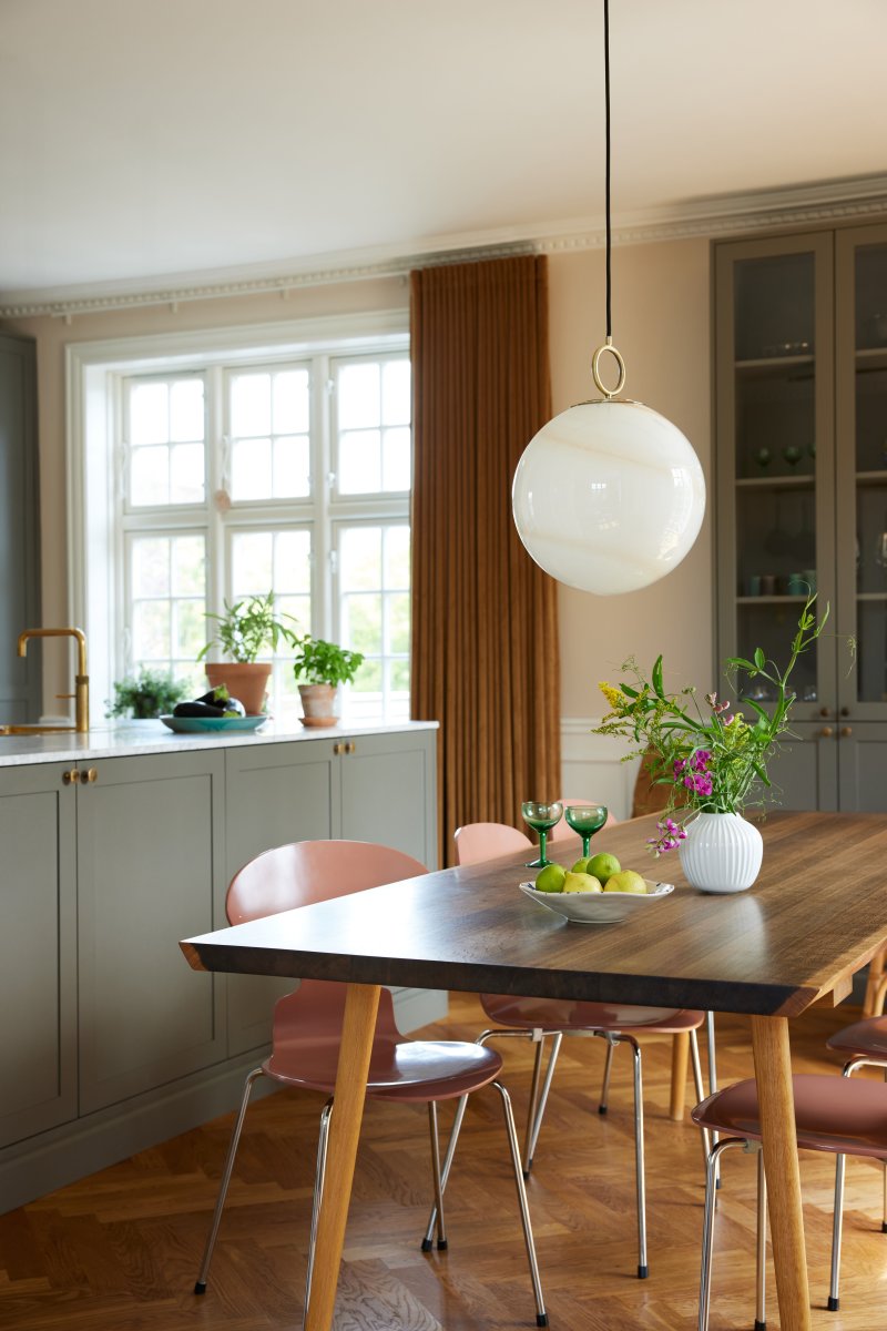 Stockholm Ø30 Brun suspension De Halo Design - Le plafonnier Stockholm est une source de lumière élégante et sophistiquée qui portera votre intérieur à un nouveau niveau.