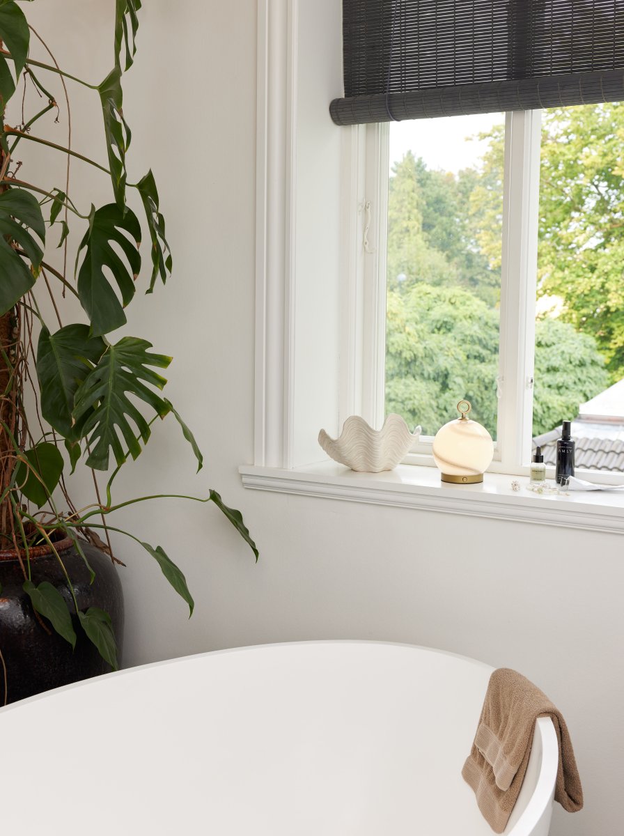 Stockholm 20cm Gris portable De Halo Design - Grâce à la fonction de gradation, il est polyvalent et adapté à toutes les occasions, ce qui en fait un détail de décoration intérieure élégant et pratique.