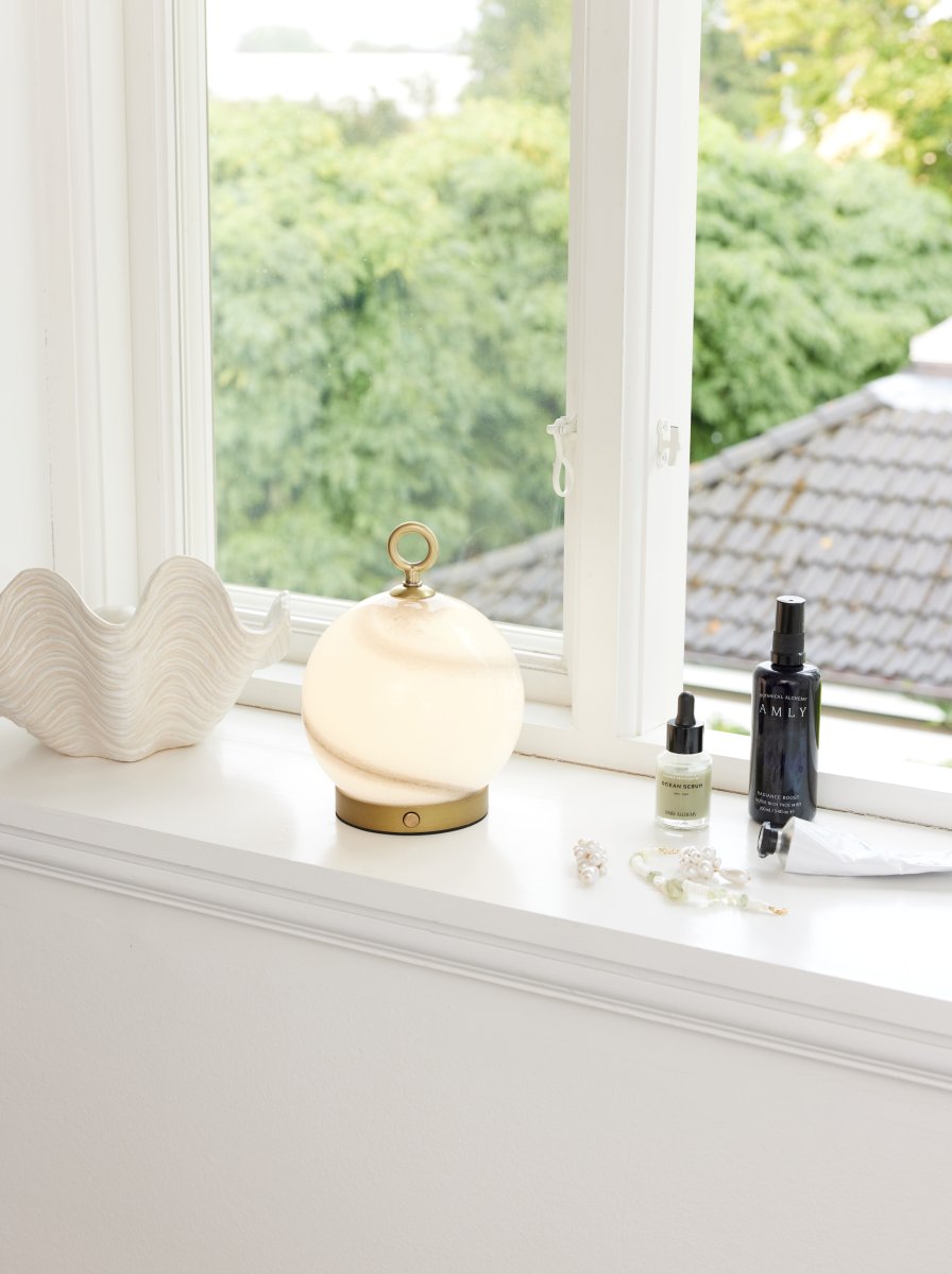 Stockholm 20cm Gris portable De Halo Design - Grâce à la fonction de gradation, il est polyvalent et adapté à toutes les occasions, ce qui en fait un détail de décoration intérieure élégant et pratique.