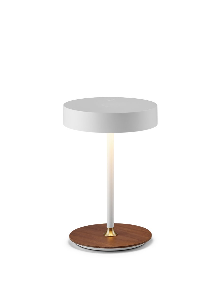 On The Move 20cm Blanc portable De Halo Design - Grâce à sa forme sphérique et à sa fonction magnétique, l'abat-jour peut être facilement tourné et incliné pour diriger la lumière.