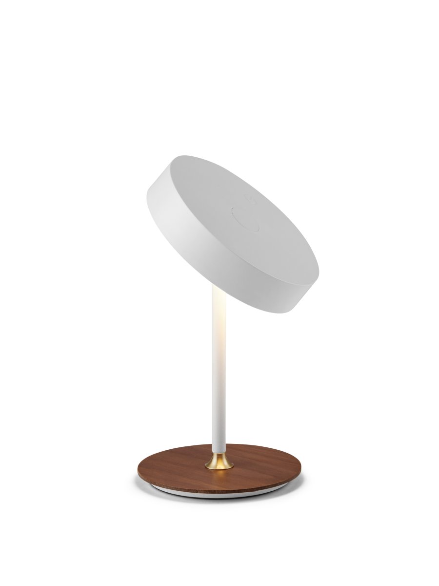 On The Move 20cm Blanc portable De Halo Design - Grâce à sa forme sphérique et à sa fonction magnétique, l'abat-jour peut être facilement tourné et incliné pour diriger la lumière.