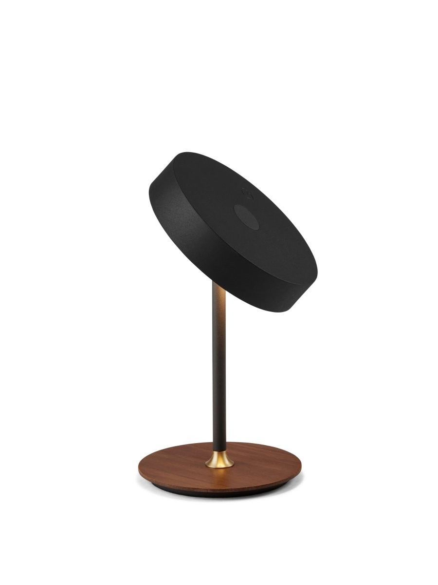 On The Move 20cm Noir portable De Halo Design - Grâce à sa forme sphérique et à sa fonction magnétique, l'abat-jour peut être facilement tourné et incliné pour diriger la lumière.