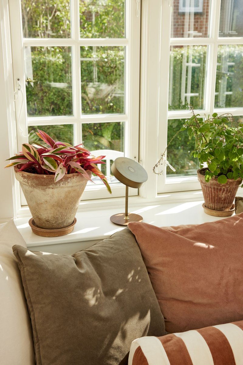 On The Move 20cm Laiton antique portable De Halo Design - Gr&acirc;ce &agrave; sa forme sph&eacute;rique et &agrave; sa fonction magn&eacute;tique, l'abat-jour peut &ecirc;tre facilement tourn&eacute; et inclin&eacute; pour diriger la lumi&egrave;re.