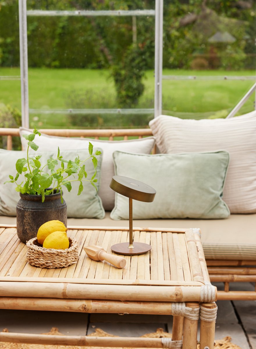 On The Move 20cm Laiton antique portable De Halo Design - Gr&acirc;ce &agrave; sa forme sph&eacute;rique et &agrave; sa fonction magn&eacute;tique, l'abat-jour peut &ecirc;tre facilement tourn&eacute; et inclin&eacute; pour diriger la lumi&egrave;re.