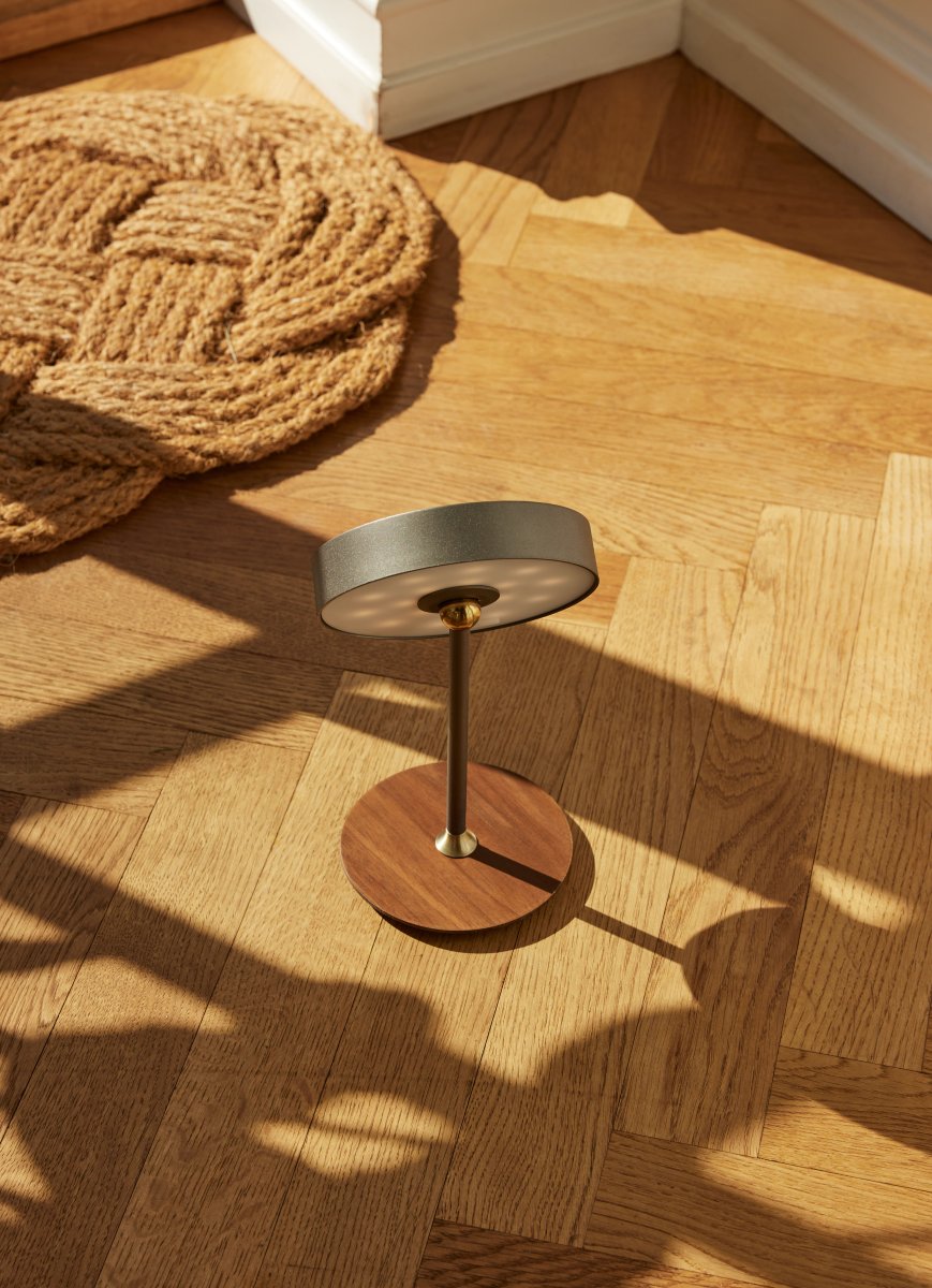 On The Move 20cm Gris foncé portable De Halo Design - Grâce à sa forme sphérique et à sa fonction magnétique, l'abat-jour peut être facilement tourné et incliné pour diriger la lumière.