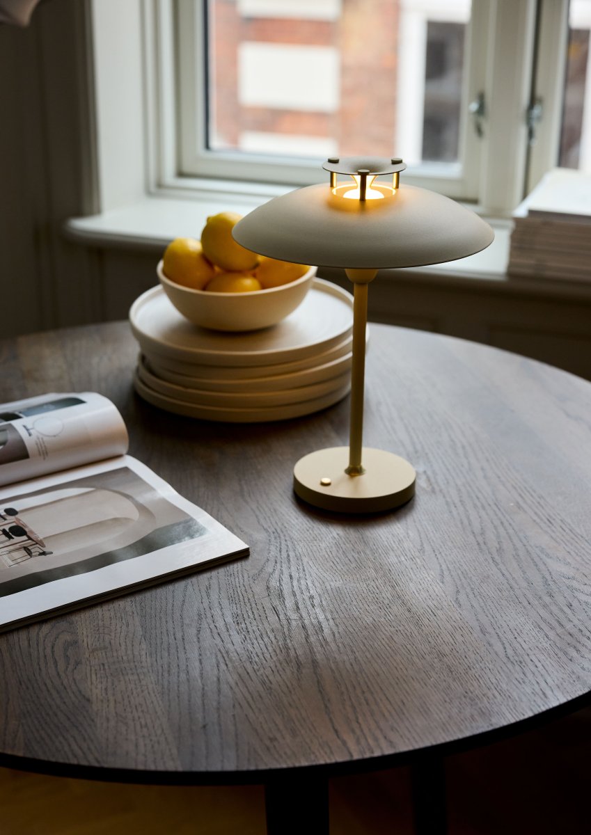 Stepp One-Two -Three 30cm Crème portable De Halo Design - La lampe a un indice de protection IP45 et est donc protégée contre l'humidité et la poussière.