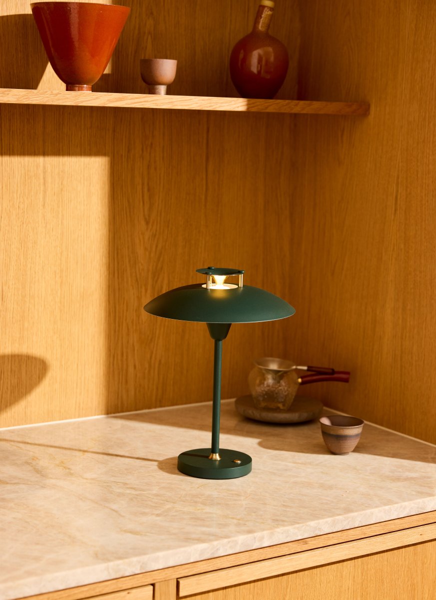 Stepp One-Two -Three 30cm Vert foncé portable De Halo Design - La lampe a un indice de protection IP45 et est donc protégée contre l'humidité et la poussière.