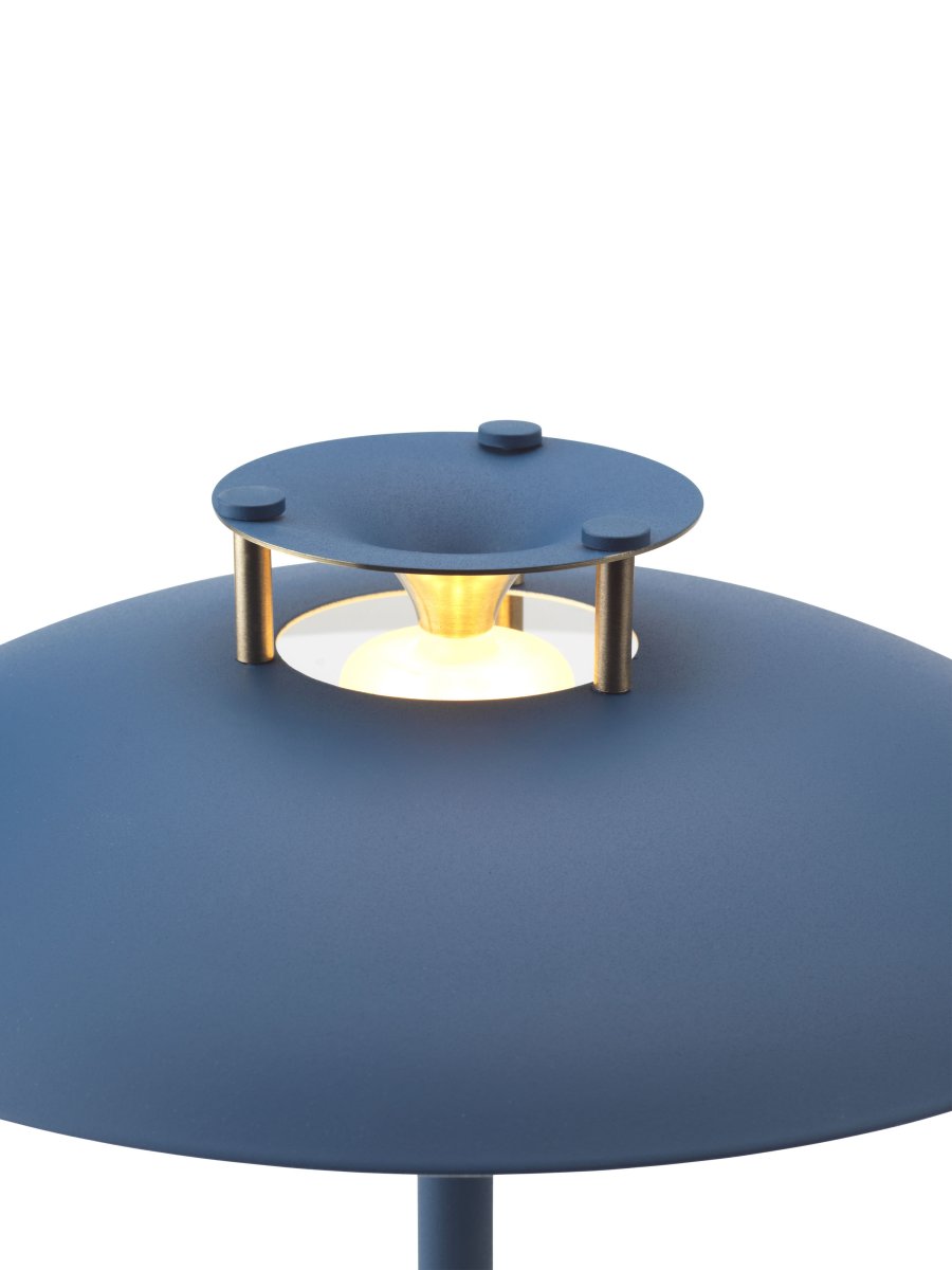 Stepp One-Two -Three 30cm Bleu foncé portable De Halo Design - La lampe a un indice de protection IP45 et est donc protégée contre l'humidité et la poussière.
