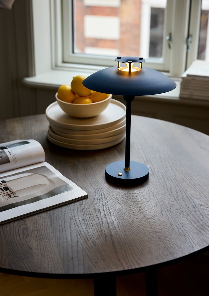 Stepp One-Two -Three 30cm Bleu foncé portable De Halo Design - La lampe a un indice de protection IP45 et est donc protégée contre l'humidité et la poussière.