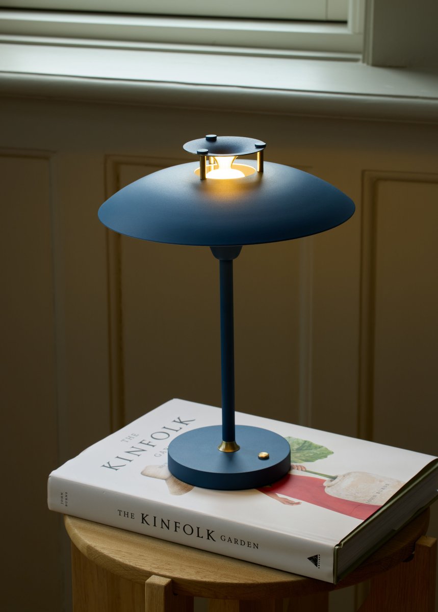 Stepp One-Two -Three 30cm Bleu foncé portable De Halo Design - La lampe a un indice de protection IP45 et est donc protégée contre l'humidité et la poussière.