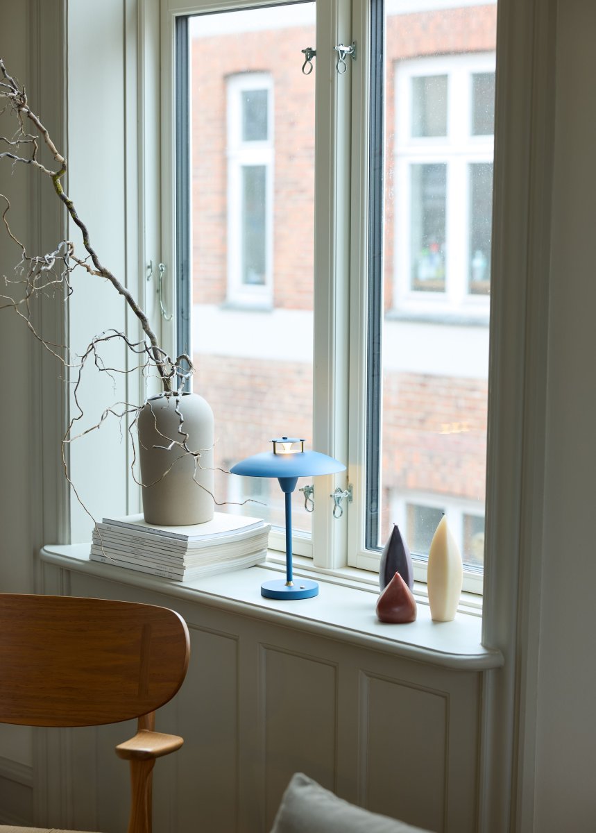 Stepp One-Two -Three 30cm Bleu foncé portable De Halo Design - La lampe a un indice de protection IP45 et est donc protégée contre l'humidité et la poussière.