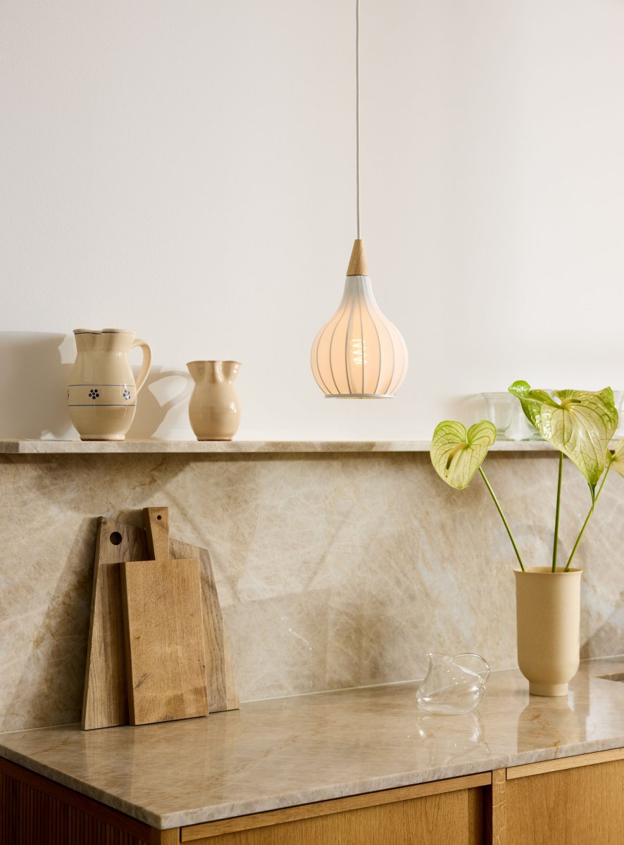 Drops Ø17 Blanc suspension De Halo Design - Il est recommandé d'en placer plusieurs en rangée ou en groupe au-dessus de la table à manger.