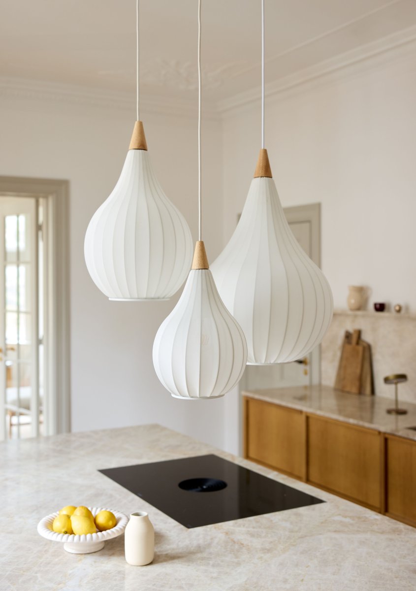 Drops Ø23 Blanc suspension De Halo Design - La combinaison du bois, du textile et du métal crée une belle atmosphère dans la pièce.