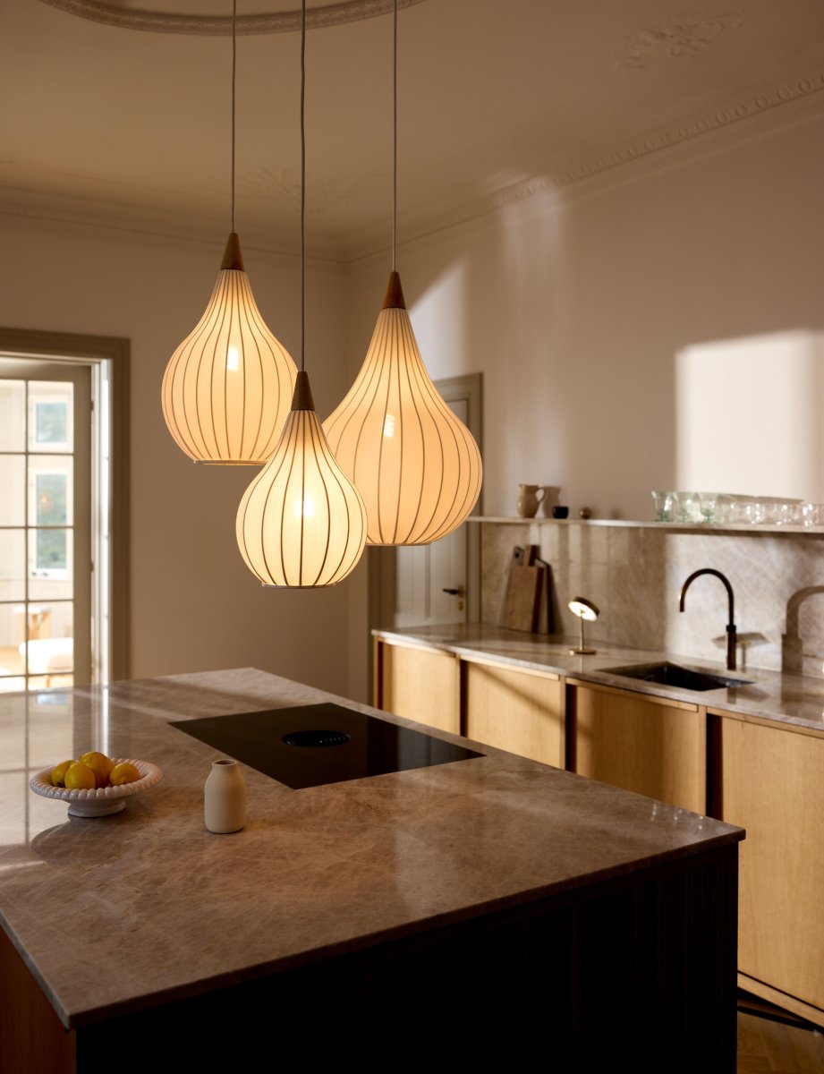 Drops Ø23 Blanc suspension De Halo Design - La combinaison du bois, du textile et du métal crée une belle atmosphère dans la pièce.