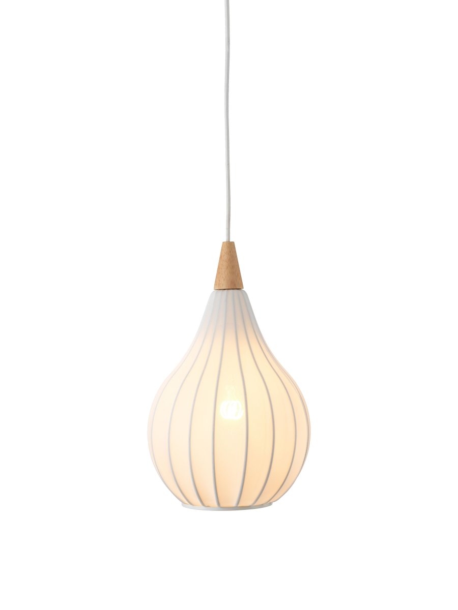 Drops Ø23 Blanc suspension De Halo Design - La combinaison du bois, du textile et du métal crée une belle atmosphère dans la pièce.