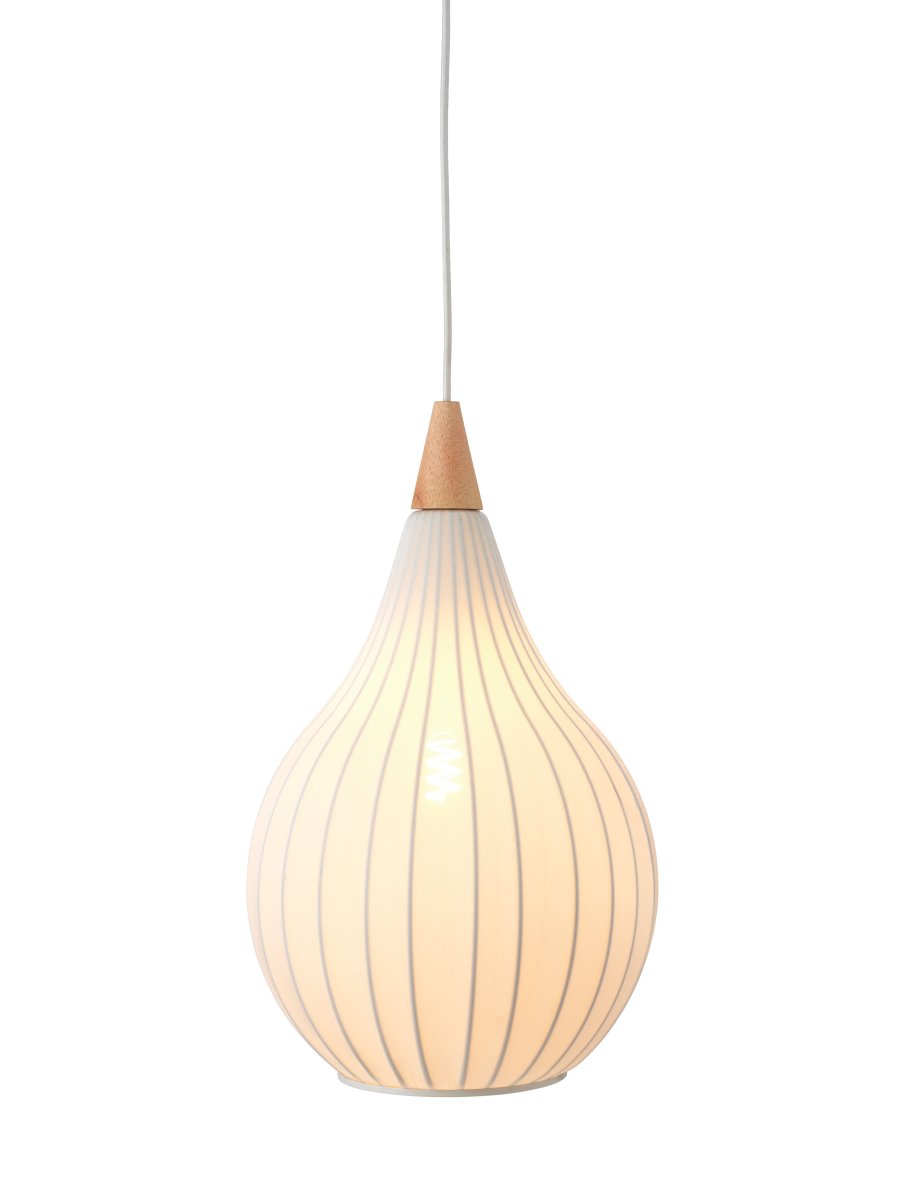 Drops Ø30 Blanc suspension De Halo Design - La combinaison du bois, du textile et du métal crée une belle atmosphère dans la pièce.
