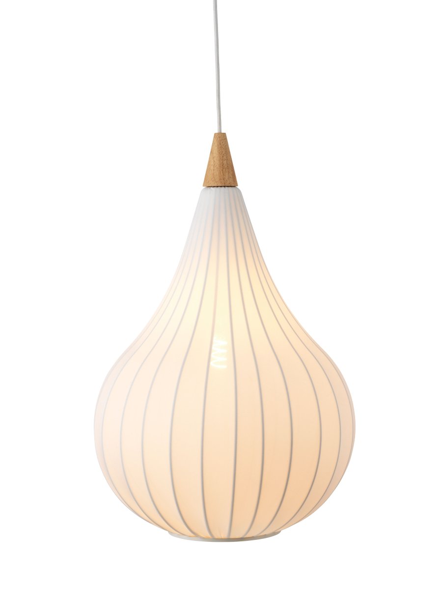 Drops Ø38 Blanc suspension De Halo Design - La combinaison du bois, du textile et du métal crée une belle atmosphère dans la pièce.