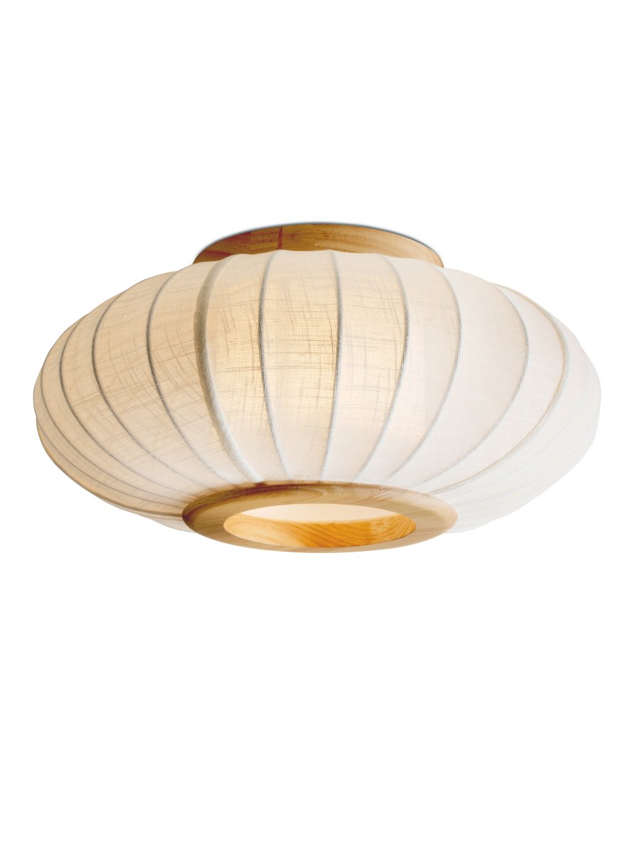 Balloon Ø40 Blanc crémeux plafonnier De Halo Design - Son abat-jour arrondi et légèrement aplati, en tissu blanc crème à l'aspect lin, est rehaussé d'éléments décoratifs en bois massif, conférant au luminaire une allure chaleureuse et harmonieuse.