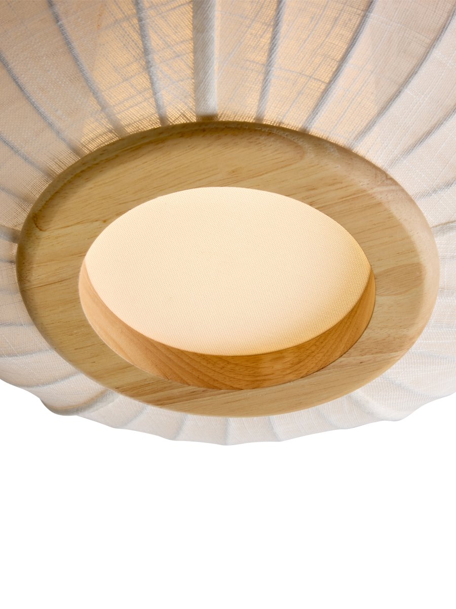 Balloon Ø40 Blanc crémeux plafonnier De Halo Design - Son abat-jour arrondi et légèrement aplati, en tissu blanc crème à l'aspect lin, est rehaussé d'éléments décoratifs en bois massif, conférant au luminaire une allure chaleureuse et harmonieuse.