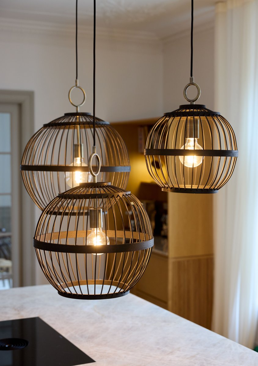 Stockholm Nordic Ø30 Noir suspension De Halo Design - Le plafonnier Stockholm est une solution d'éclairage élégante et unique qui combine des matériaux naturels avec un design moderne.