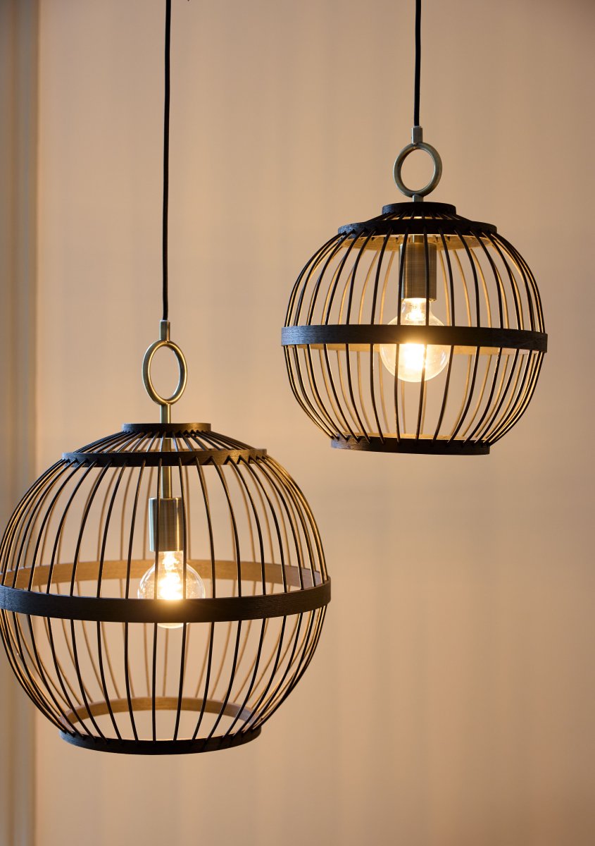 Stockholm Nordic Ø30 Noir suspension De Halo Design - Le plafonnier Stockholm est une solution d'éclairage élégante et unique qui combine des matériaux naturels avec un design moderne.