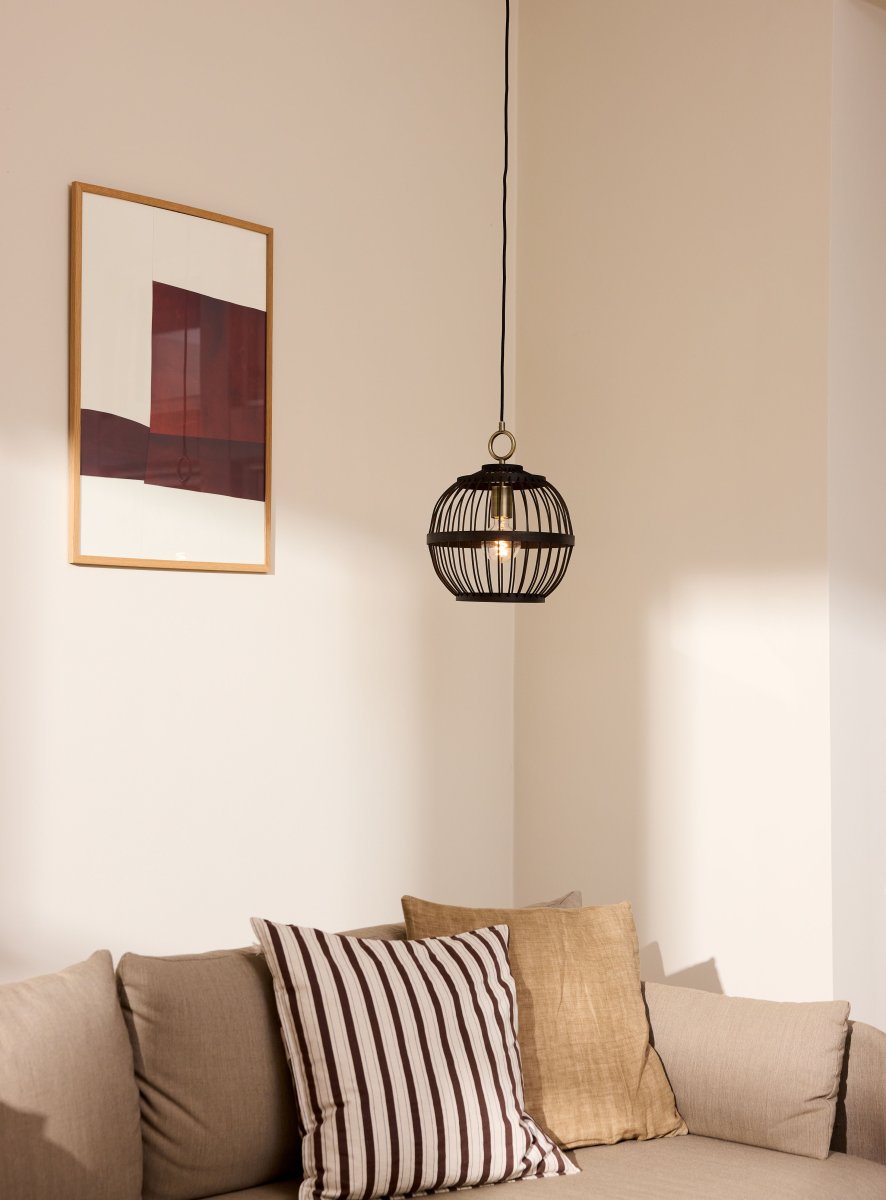 Stockholm Nordic Ø30 Noir suspension De Halo Design - Le plafonnier Stockholm est une solution d'éclairage élégante et unique qui combine des matériaux naturels avec un design moderne.