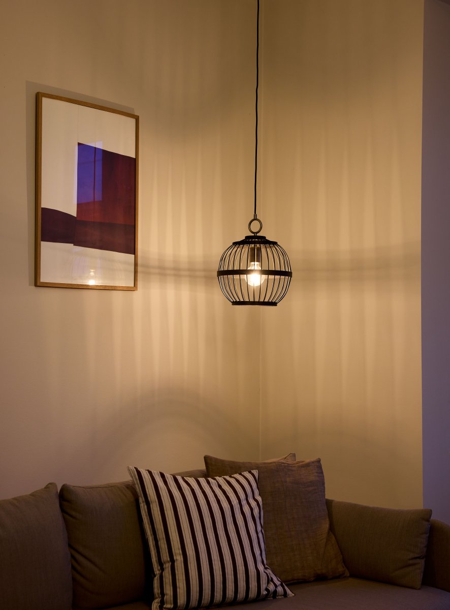 Stockholm Nordic Ø30 Noir suspension De Halo Design - Le plafonnier Stockholm est une solution d'éclairage élégante et unique qui combine des matériaux naturels avec un design moderne.