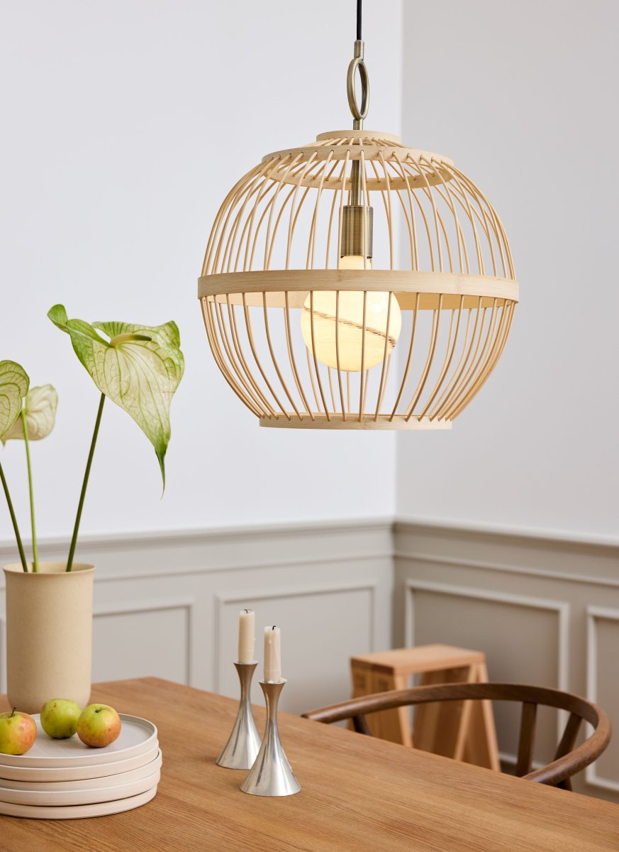 Stockholm Nordic Ø40 Nature suspension De Halo Design - Le plafonnier Stockholm est une solution d'éclairage élégante et unique qui combine des matériaux naturels avec un design moderne.