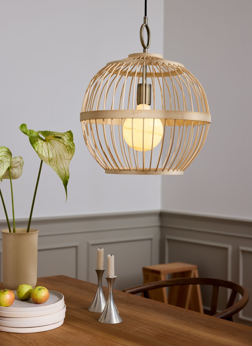 Stockholm Nordic Ø40 Nature suspension De Halo Design - Le plafonnier Stockholm est une solution d'éclairage élégante et unique qui combine des matériaux naturels avec un design moderne.
