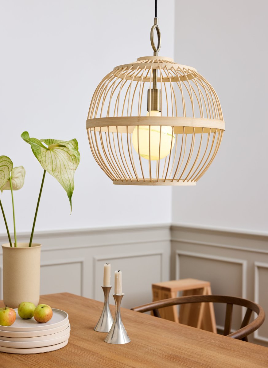 Stockholm Nordic Ø40 Nature suspension De Halo Design - Le plafonnier Stockholm est une solution d'éclairage élégante et unique qui combine des matériaux naturels avec un design moderne.