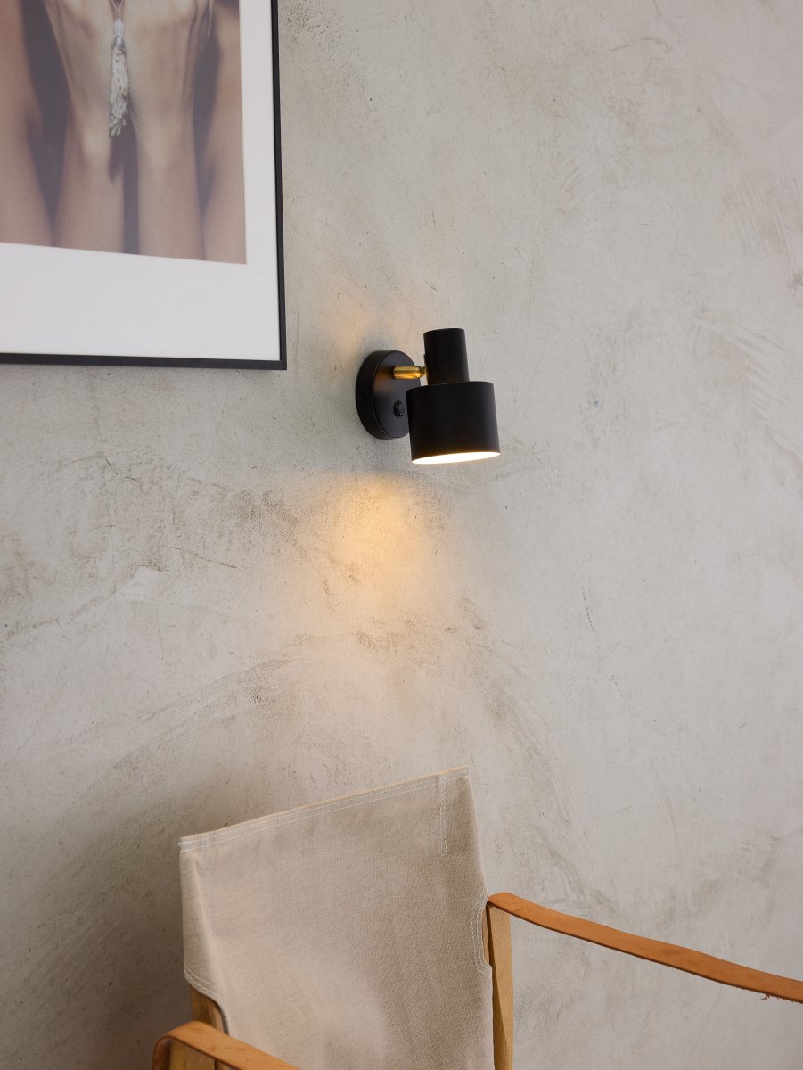 Vogue Noir lampe de lecture De Halo Design - Vogue est le choix élégant pour tous ceux qui recherchent une lampe qui met en valeur l'intérieur et remplit une fonction pratique.
