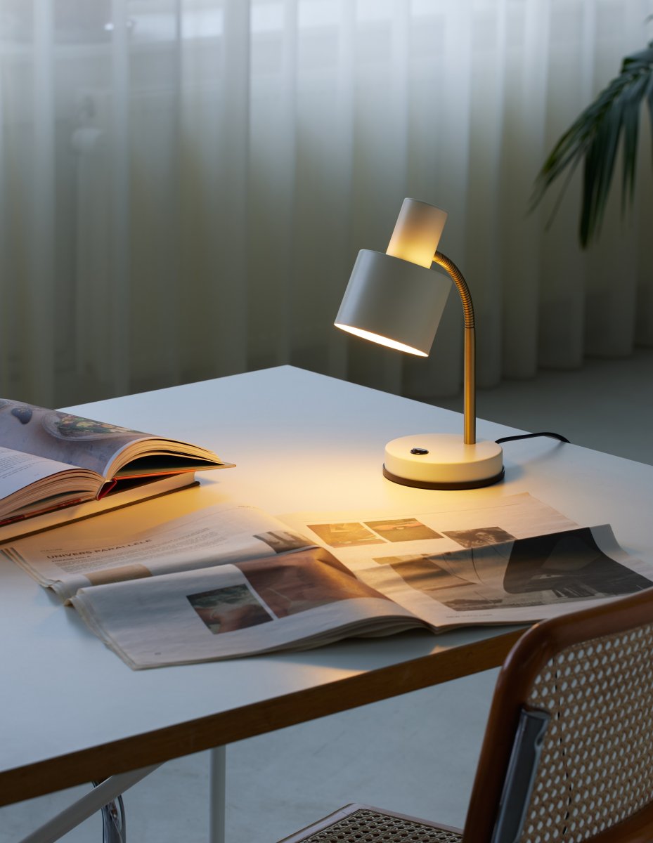 Vogue 30cm Crème lampe de bureau De Halo Design - Vogue est la lampe de table parfaite pour ceux qui apprécient le style et la fonctionnalité.