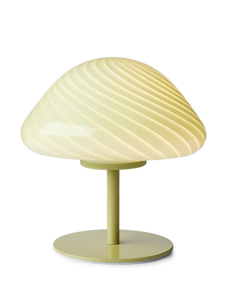 Mini Mush 17cm Olive lampe de table De Halo Design - L'abat-jour unique en forme de vague offre une répartition de la lumière douce et agréable et est parfait pour créer une atmosphère chaleureuse dans n'importe quelle pièce.
