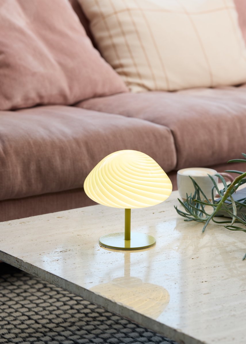 Mini Mush 17cm Olive lampe de table De Halo Design - L'abat-jour unique en forme de vague offre une répartition de la lumière douce et agréable et est parfait pour créer une atmosphère chaleureuse dans n'importe quelle pièce.