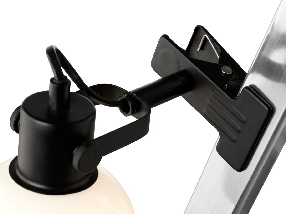 Glow Noir lampe à pince De Halo Design - L'abat-jour en verre opale assure une belle répartition de la lumière et, grâce au bras incliné, offre la possibilité d'utiliser la lampe à la fois comme lampe de lecture et comme éclairage général décoratif.