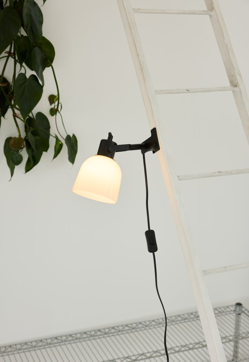 Glow Noir lampe à pince De Halo Design - L'abat-jour en verre opale assure une belle répartition de la lumière et, grâce au bras incliné, offre la possibilité d'utiliser la lampe à la fois comme lampe de lecture et comme éclairage général décoratif.