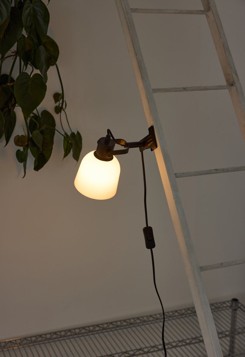 Glow Noir lampe à pince De Halo Design - L'abat-jour en verre opale assure une belle répartition de la lumière et, grâce au bras incliné, offre la possibilité d'utiliser la lampe à la fois comme lampe de lecture et comme éclairage général décoratif.