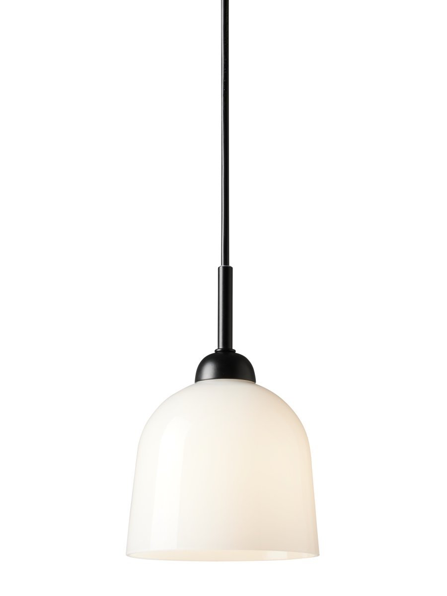 Glow Ø12 Blanc suspension De Halo Design - L'abat-jour en verre opale assure une r&eacute;partition agr&eacute;able de la lumi&egrave;re dans la pi&egrave;ce.