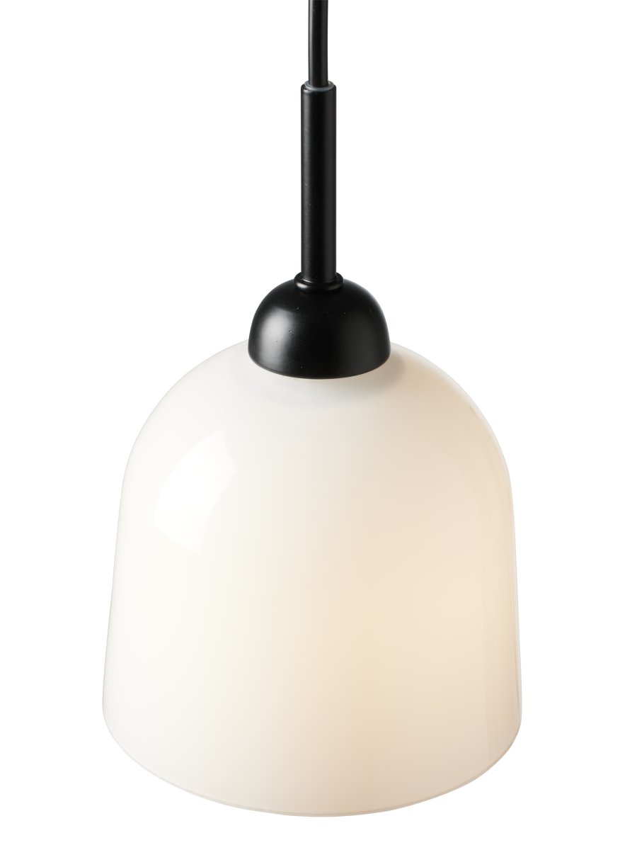 Glow Ø12 Blanc suspension De Halo Design - L'abat-jour en verre opale assure une r&eacute;partition agr&eacute;able de la lumi&egrave;re dans la pi&egrave;ce.