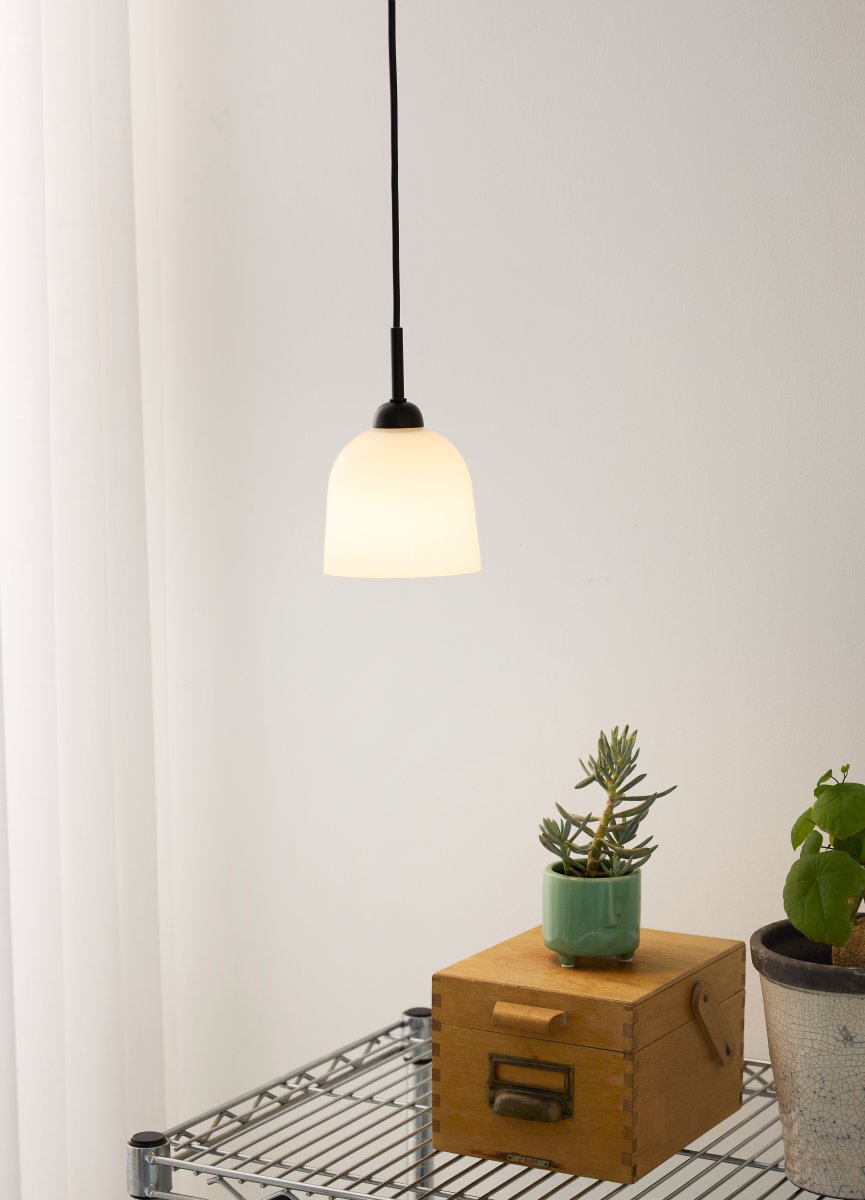 Glow Ø12 Blanc suspension De Halo Design - L'abat-jour en verre opale assure une r&eacute;partition agr&eacute;able de la lumi&egrave;re dans la pi&egrave;ce.