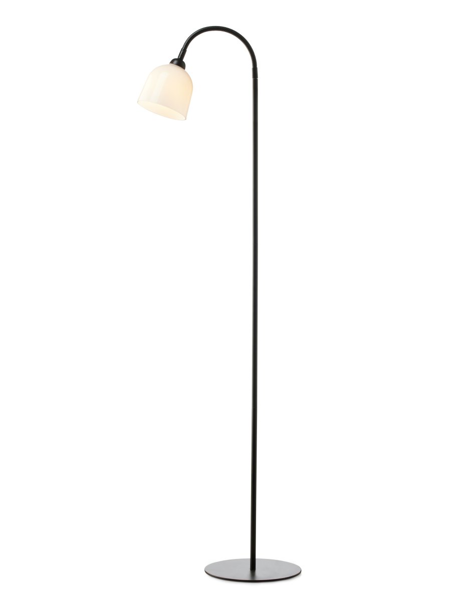 Glow 1 Noir lampadaire De Halo Design - L'abat-jour en verre opale assure une répartition agréable de la lumière dans la pièce et le bras est mobile, vous pouvez donc utiliser la lampe à la fois comme lampe de lecture et comme éclairage général décoratif.