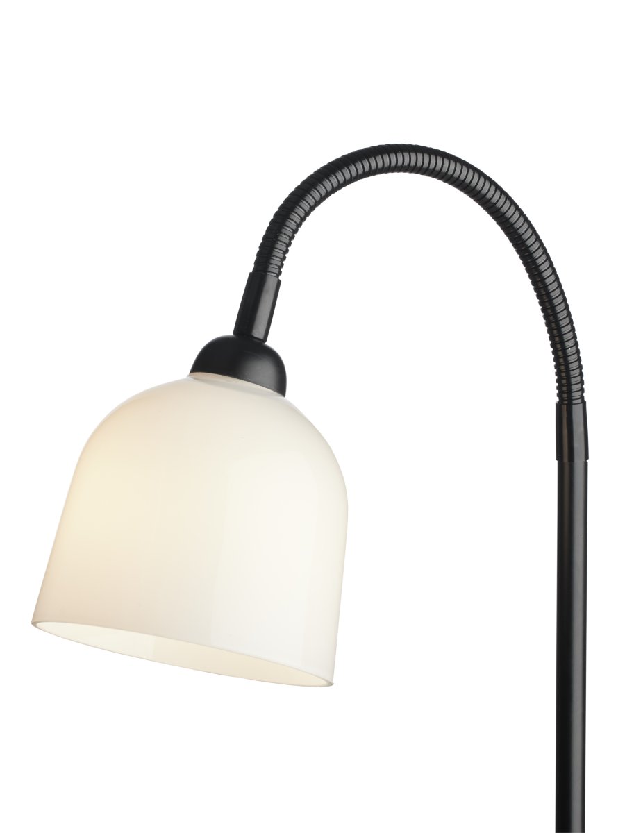 Glow 1 Noir lampadaire De Halo Design - L'abat-jour en verre opale assure une répartition agréable de la lumière dans la pièce et le bras est mobile, vous pouvez donc utiliser la lampe à la fois comme lampe de lecture et comme éclairage général décoratif.