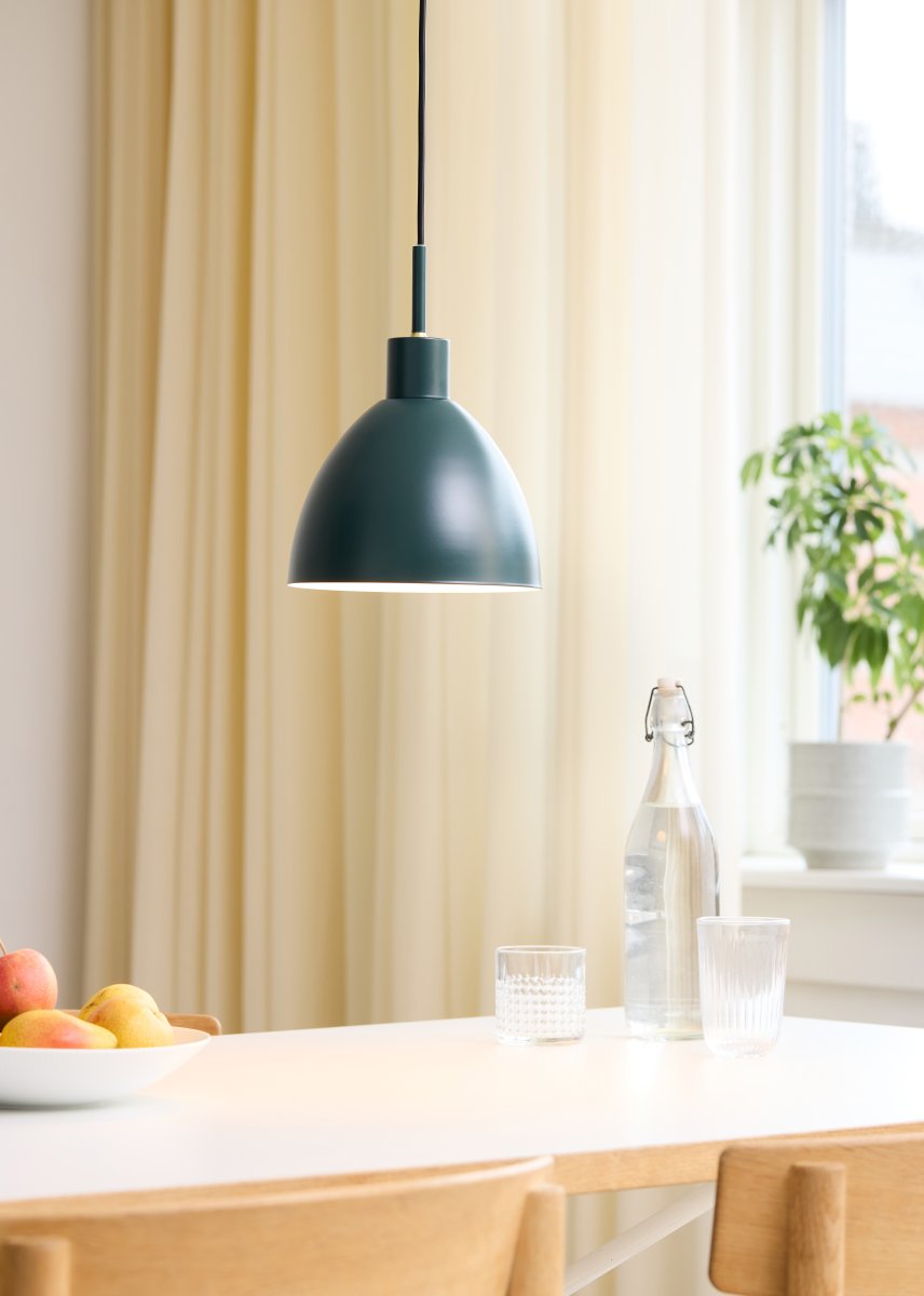 Rock Ø20 Vert suspension De Halo Design - Avec son design simple et intemporel, Rock est id&eacute;al pour la table de la cuisine, la salle &agrave; manger ou le plan de travail, o&ugrave; il fournit une lumi&egrave;re directe et agr&eacute;able.