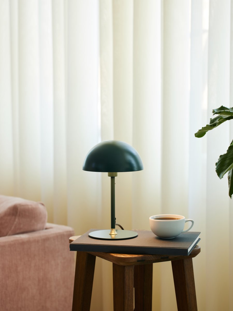 Boogie 25cm Vert foncé lampe de table De Halo Design - Il est recommand&eacute; de le placer sur la table d'appoint, la commode ou la table de chevet.