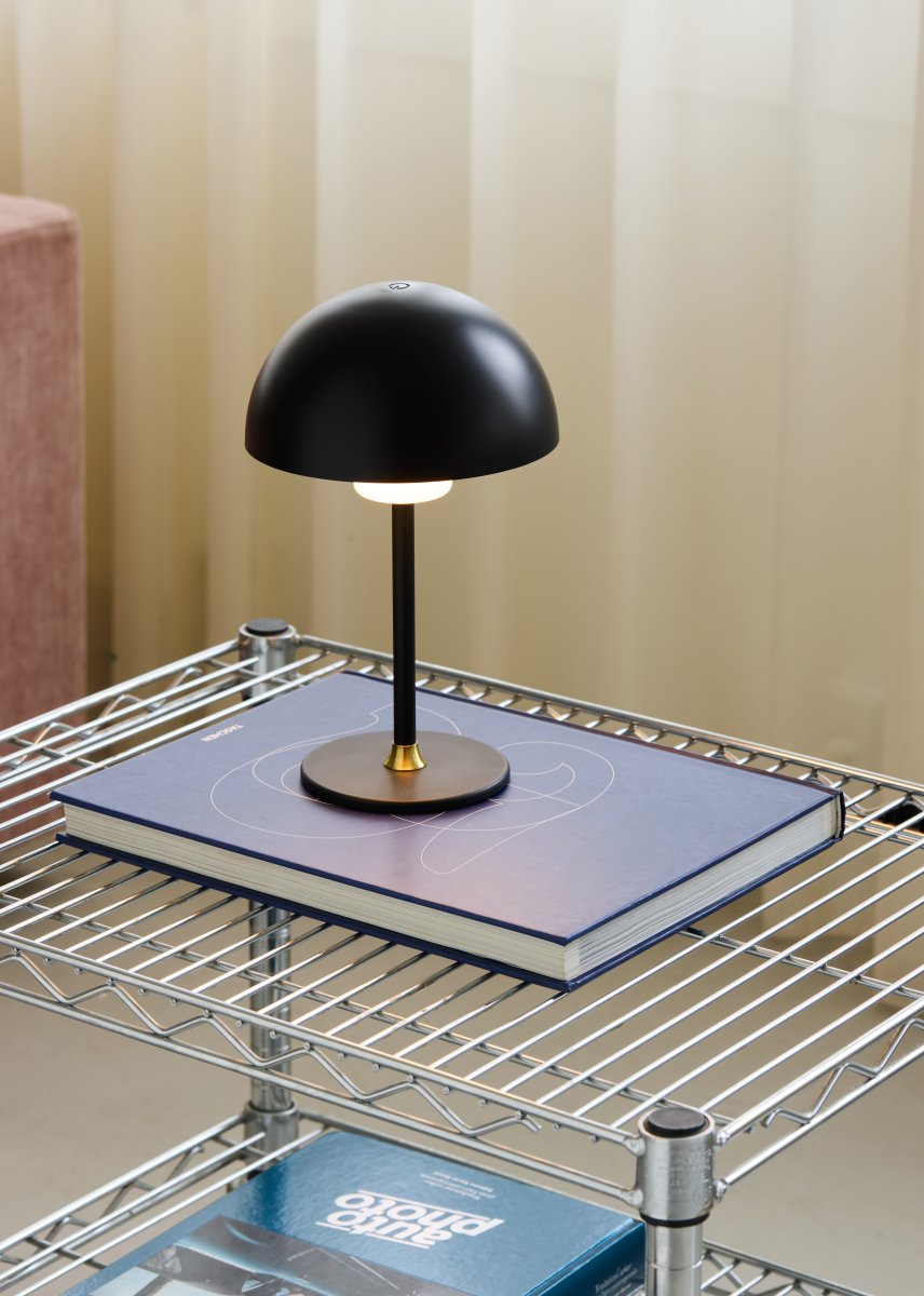 Moon Light 27cm Noir portable De Halo Design - Gr&acirc;ce au panneau tactile int&eacute;gr&eacute; sur le dessus, vous pouvez facilement l'allumer et l'&eacute;teindre et r&eacute;gler la luminosit&eacute; sur trois niveaux.